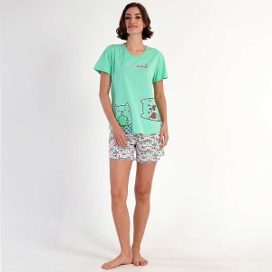 Pijamale damă din bumbac 100% Vienetta model 'MeowMaid', bluză verde deschis cu pisicuțe cu coadă de sirenă și pantaloni scurți multicolori cu pisicuțe.