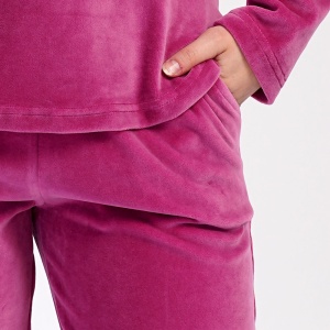 Pijamale Dama Mărimi Mari din Soft Velur Vienetta Model 'Butterfly Vision' | Călduroasă și Relaxare. Prezentare detaliu buzunar.