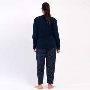 Vedere din spate a pijamalei din bumbac plus-size Vienetta, evidențiind croiala lejeră a bluzei Navy Blue și a pantalonilor.
