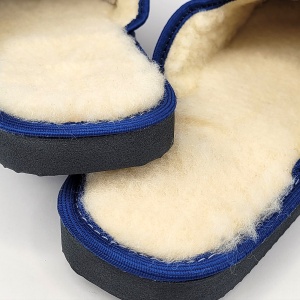 Papuci de Casă Plușați Îmblăniți cu Lână, Model 'Soft & Strong' Classic Blue - Papuci detaliu talpă și lână.