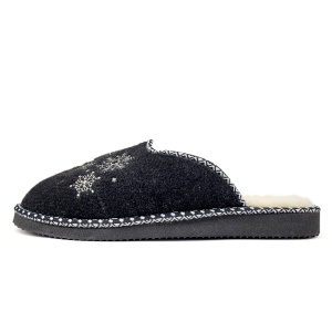 Papuci de Casa din Postav Imblaniti cu Lana de Oaie 'Snowflake Slippers' Black. Prezentare din lateral.