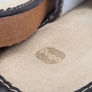 Papuci de Casa din Piele Model 'Steady Ground' Inspiration - Prezentare detaliu logo.