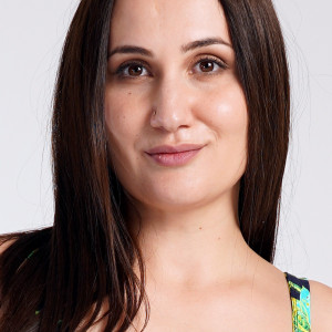 O femeie relaxată zâmbind purtând Cămașa de Noapte Marimi Mari cu Bretele Vienetta, Model Exotic Feelings.