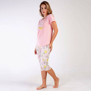 O femeie zâmbitoare purtând pijamaua Vienetta Fruit Summer Pink din bumbac 100%.