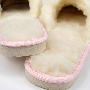 Papuci de Casă Damă din Piele Îmblăniți cu Lână Model 'Harmony' Pink - Prezentare papuci detaliu talpă și lână.