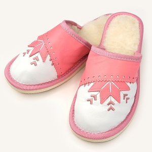 Papuci de Casă Damă Îmblăniți Model 'Harmony' Sweet Pinky - Prezentare papuci vedere din semiprofil.
