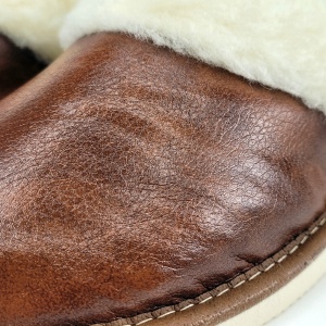 Papuci de Casa Dama Imblaniti cu Lana de Oaie Model 'Joy Season' Brown. Prezentare papuci detaliu.