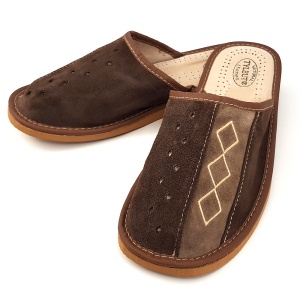 Papuci de Casa din Piele Maro Model 'Geometric Aproch' Soft Brown. Prezentare papuci de casa semiprofil.
