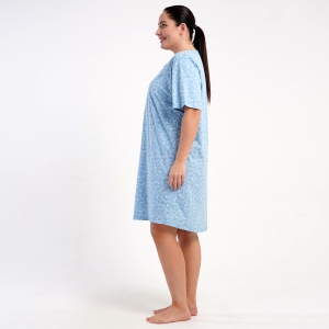 Profilul cămășii de noapte: lungimea optimă și căderea lejeră a materialului avantajează perfect siluetele mari (1XL-4XL).