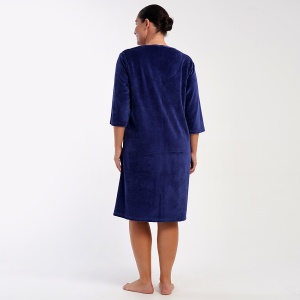 Halat Damă cu Fermoar Mărimi Mari Soft Velur Vienetta 'Sera Blue' - Prezentare halat vedere din spate.