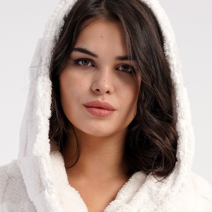 Halat Damă cu Glugă Welsoft Vienetta Soft & Pure, Model 'Snowy' - Prezentaremodel.