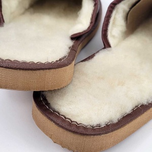 Papuci de Casa din Piele Imblaniti cu Lana Model 'Regalia Chocolate' | Model Elegant. Prezentare detaliu lână.