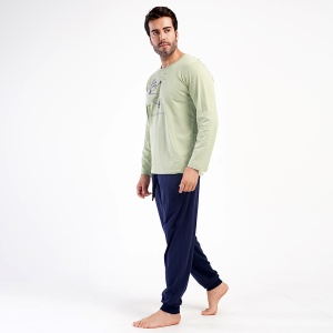 Pijamale Bărbați din Bumbac 100% Vienetta | MAN Model 'Hope Dream Future'. Prezentare pijama din lateral.