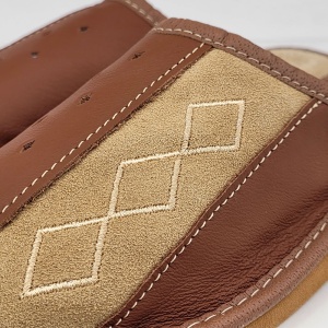 Papuci de Casa din Piele Imblaniti cu Lana Culoare Maro Model 'Regalia Brown'Papuci de Casă din Piele pentru Bărbați 'Geometric Aproch' Classic Brown - Prezentare detaliu broderie.
