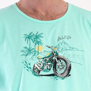 Pijamale Barbati cu Pantalon Scurt Vienetta|MAN Model 'Off Road Motorcycle'. Prezentare pijama detaliu imprimeu frontal.