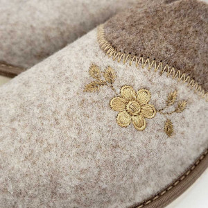 Papuci de casă din postav moale, model Nature's Embrace în nuanță de crem. Design minimalist și elegant, cu broderii florale discrete. Perfecți pentru relaxare acasă.