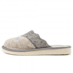 O pereche de papuci de casă din postav gri, cu o broderie florală discretă. Papucii au un design minimalist și elegant, fiind ideali pentru a te bucura de confort și căldură la tine acasă.