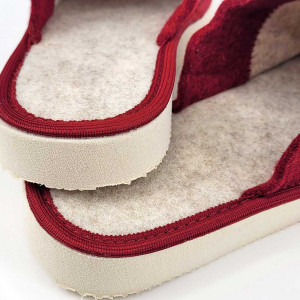 O pereche de papuci de casă din postav gri, cu o broderie florală discretă. Papucii au un design minimalist și elegant, fiind ideali pentru a te bucura de confort și căldură la tine acasă. Culoare Crem/Rosu.