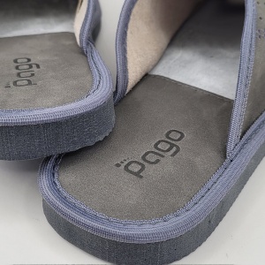 nterior din piele cu zonă de protecție suplimentară la călcâi și o grosime a tălpii de 2.00 cm în spate.