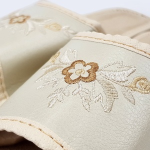 Rafinament în detalii: broderie fină ce pune în valoare calitatea pielii naturale.