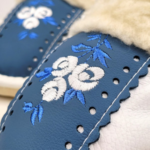 Papuci de Casa Dama Imblaniti cu Lana de Oaie Model 'Root Traditions' Antique Blue