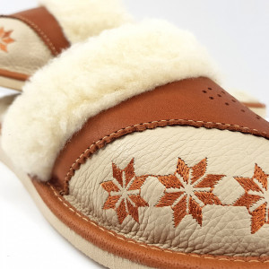 Papuci de Casa Dama Imblaniti cu Lana de Oaie Model 'Spirit of Winter' Creamy