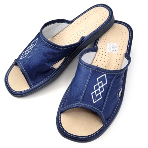 Papuci de Casa din Piele Culoare Albastru Model 'Geometric Aproch' Blue - Prezentare papuci din semiprofil.