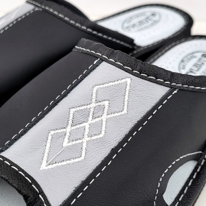 Papuci de Casa din Piele Culoare Maro Model 'Geometric Aproch' Mystik - Prezentare detaliu broderie.