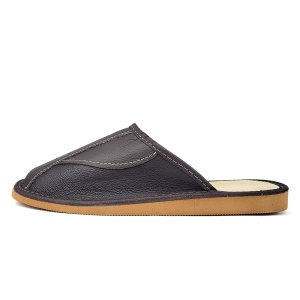 Papuci de Casa din Piele Maro Model 'Manhood Cozy' Brown. Prezentare papuci de casa din lateral.