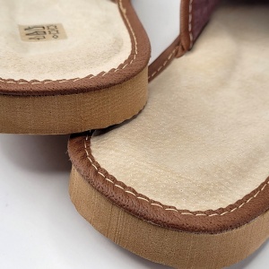 Papuci de Casa din Piele Model 'Steady Ground' Classic - Prezentare papuci detaliu grosime talpă.