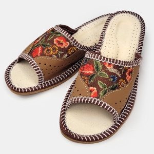 Design feminin și proaspăt: papuci din piele și textil, perfecți pentru relaxare zilnică.