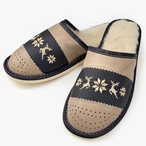 Papuci de Casă Îmblaniti cu Lână Model 'Nordic Tradition' Brown - Prezentare papuci vedere din semiprofil.