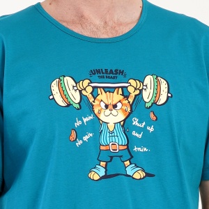 Pijama Barbati cu Pantalon Scurt Vienetta|MAN Model 'Unleash the Beast'. Prezentare pijama detaliu decolteu și imprimeu bluză.