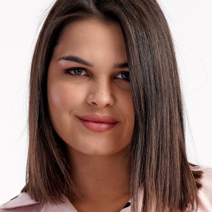 Pijama cu Nasturi Damă din Bumbac 100% Vienetta Model 'Pure Love' - Prezentare model.