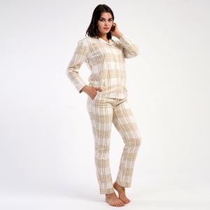 Pijama cu Nasturi din Flanel (Polar) Vienetta , Model 'Chelsy' - Prezentare pijama din lateral.
