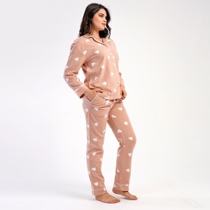 Pijama cu Nasturi din Flanel (Polar) Vienetta, Model 'Lover Girl' - Prezentare pijama vedere din lateral.