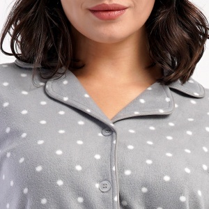 Pijama cu Nasturi din Flanel (Polar) Vienetta, Model 'Snmow Dots' - Prezentare pijama detaliu guler si decolteu.