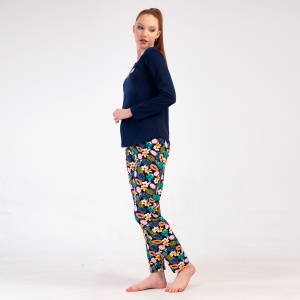 Profilul setului: pantaloni lungi cu o linie fluidă și o așezare impecabilă pe corp, perfecți pentru relaxare zilnică.