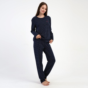 Profil lateral al pijamalei pentru femei Vienetta 'Queen' Navy Blue, arătând potrivirea comodă pe siluetă.