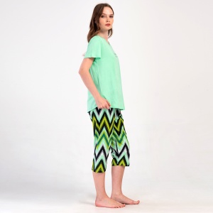 Pantalon capri trei sferturi din bumbac 100% natural, lejer pe picior.