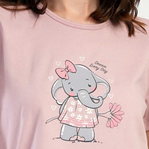 ijamale damă din bumbac 100% Vienetta model 'Every Day', bluză roz pudra cu elefant timid și mesajul "Dream Every Day" și pantaloni scurți roz pudra cu același imprimeu.