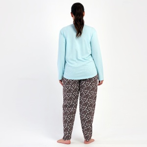 Vedere din spate a pijamalei din bumbac plus-size, evidențiind croiala lejeră a bluzei albastre și a pantalonilor maro.