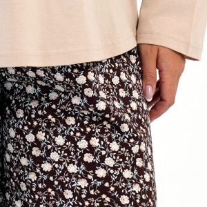 Detaliu de aproape cu textura din tricot de bumbac 100% și modelul imprimat al pantalonilor.