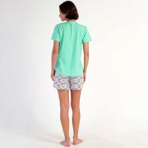 Pijamale damă din bumbac 100% Vienetta model 'MeowMaid', bluză verde deschis cu pisicuțe cu coadă de sirenă și pantaloni scurți multicolori cu pisicuțe.