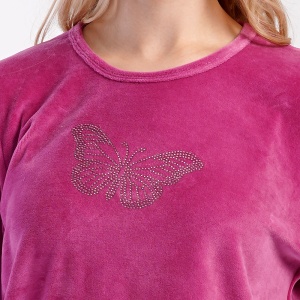 Pijamale Dama Mărimi Mari din Soft Velur Vienetta Model 'Butterfly Vision' | Călduroasă și Relaxare. Prezentare detaliu decolteu.
