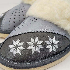 Papuci de Casă Îmblaniti cu Lână de Oaie Model 'Spirit of Winter' Greys - Prezentare papuci detalii broderie.