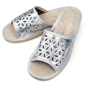Papuci de Casă din Piele Culoare Argintiu Model 'Elaborate Patrol' Silver - Prezentare din semiprofil.