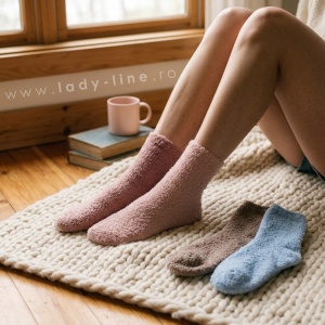Cadru de relaxare cu o domnișoară purtând șosetele pufoase 'Dreamy Haze' din blană de nurcă, alături de o ceașcă de cafea și celelalte culori din set.