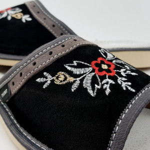 Papuci de Casa Vara din Piele Intoarsa Culoare Negru Model 'Velvet Garden'