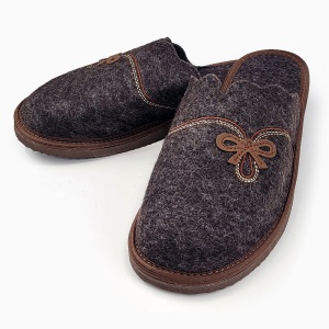 Papuci de Casă din Postav Model Vogue Brown . Prezentare papuci din față.